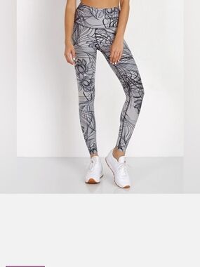 Beyond Yoga Reversible High Rise Leggings Size M Floral Black Yoga Pants NWOT